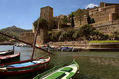 Barques catalanes et château royal